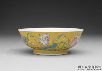 图片[2]-Bowl with lotus in falangcai polychrome enamels on a yellow ground, Qing dynasty, Kangxi reign (1662-1722)-China Archive